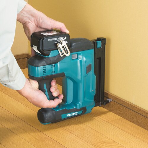Makita DBN500Z baterijski zabijalnik s stisnjenim glavom Slike
