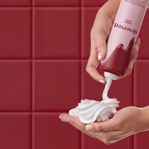 DESERVED Whipped Shower Foam Cherry Glaze pjena za tu&amp;scaron;iranje za tijelo 250 ml Slike