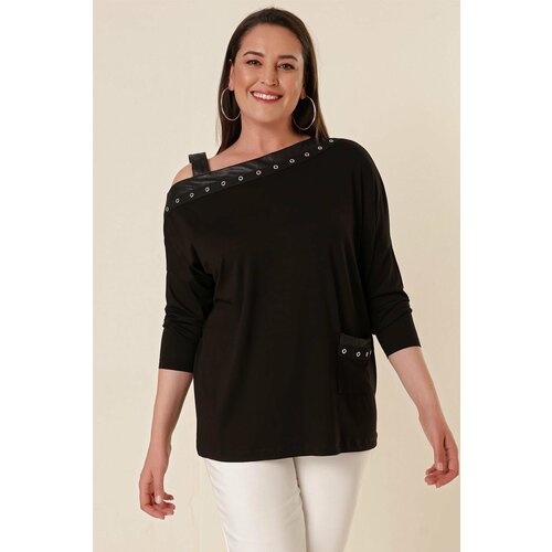 By Saygı Lycra blouse with eyelets and eyelets in one strap is also black with one pocket. Slike