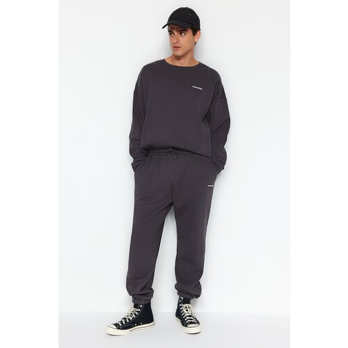 Trendyol Anthracite Men's Oversize Text Printed Tracksuit Set with Soft Pillow and Pillow. Slike