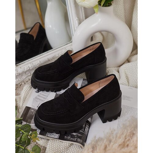 Resti Women's moccasins on a post Narvoti Cene