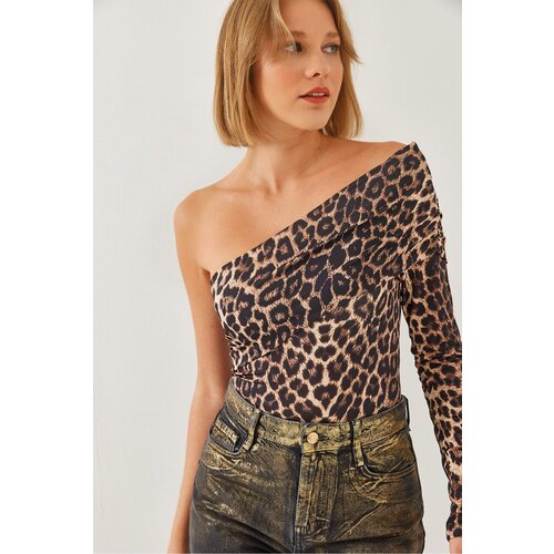 Bianco Lucci Women's Madonna Collar Single Sleeve Leopard Patterned Blouse Slike