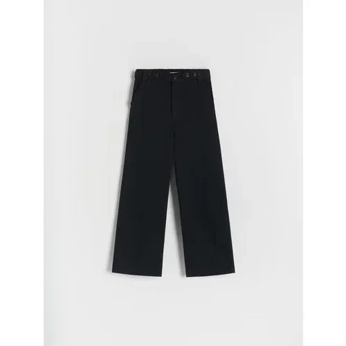 Reserved bombažne hlače z gumbi - črna