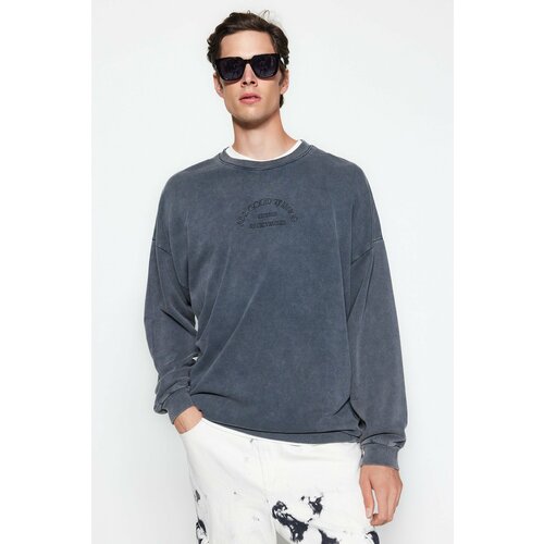 Trendyol Anthracite Men's Oversize/Wide-Collar Weared/Faded-effect text and Embroidery Cotton Sweatshirt. Slike