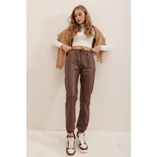 Trend Alaçatı Stili Women's Chocolate Double Pocket Elastic Waist And Ankles, Racked Inner Casual Faux Leather Trousers