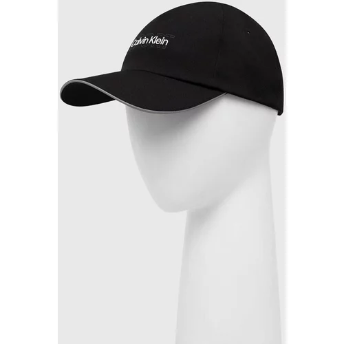 Calvin Klein Kapa s šiltom črna barva