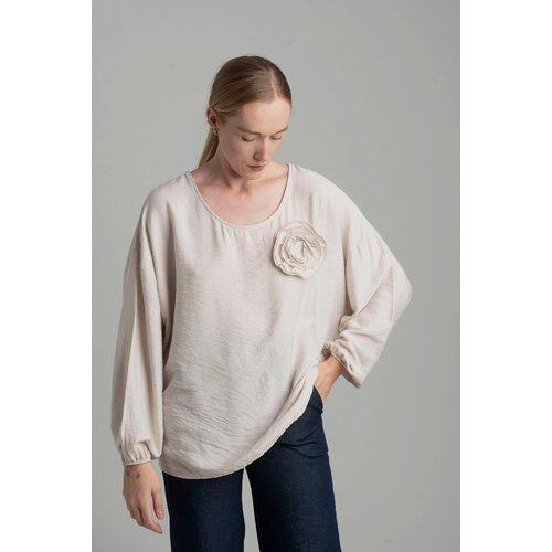 FASHION Beige oversize blouse with a decorative flower Slike