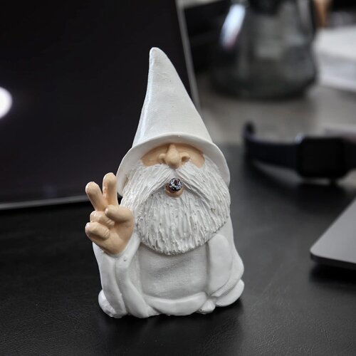 Generic Fun Wizard Dwarf Statue Victorious Old Man with White Beard - Tabletop and Window Courtyard Art Decoration, Outdoor Statue, (21065460) Slike