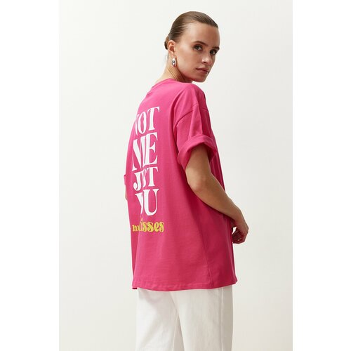 Trendyol Fuchsia 100% Cotton Back and Front Motto Printed Oversize/Comfortable Fit Knitted T-Shirt Slike
