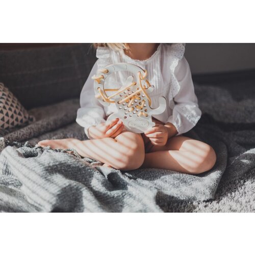 Milin Big Wooden Lacing Toy Monkey Amelia aktivna igračka 20 cm x 17,5 cm x 0,7 cm 1 kom Slike