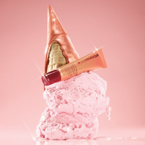 OLEHENRIKSEN Pout Preserve Peptide Lip Treatment vlažilni sijaj za ustnice odtenek Strawberry Sorbet Glimmer 12 ml Slike