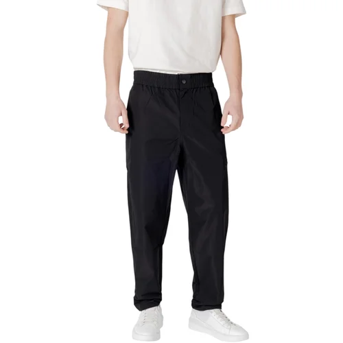 Calvin Klein Jeans Hlače Chino / Carrot TRACK PANT J30J326884 Črna