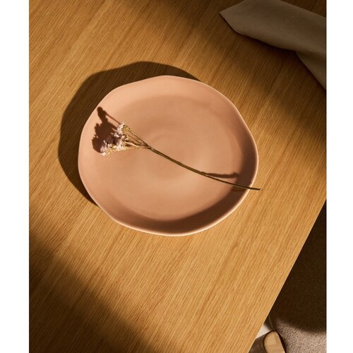 Kave Home Svetlo rožnat keramičen krožnik &amp;oslash; 27 cm Tiraya &amp;ndash; Slike