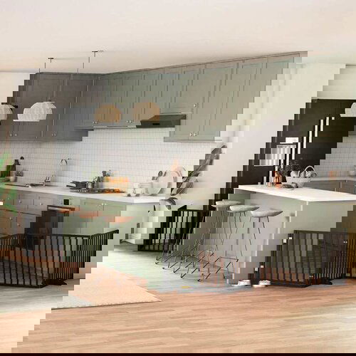 vidaXL Ograda za pse z vrati zložljiva 10 panelov črna 800 cm les Cene