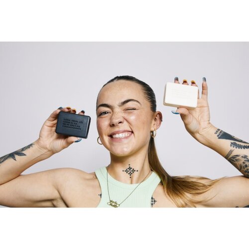Carbon Theory Salicylic Acid &amp;amp; Shea Butter nežno čistilno milo s piling učinkom 100 g Slike