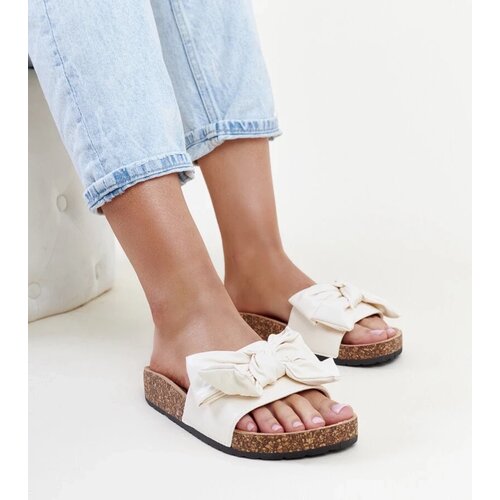 D/CEO Beżowe klapki z łańcuchem Levy Slike