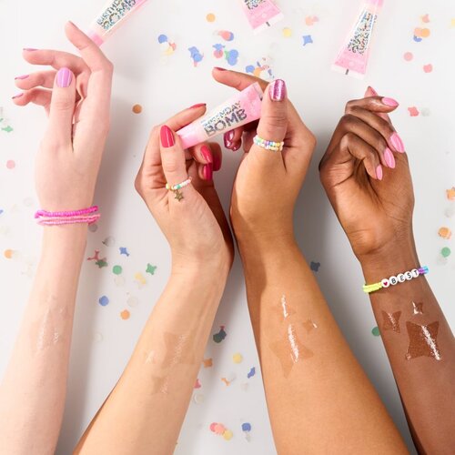Essence Birthday Bomb Shiny Lip Gloss - 01 Cake My Day Bijela Slike