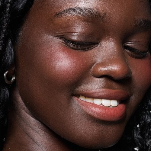MAC Cosmetics Powder Kiss Lip + Cheek Mousse večnamensko ličilo za ustnice in lica odtenek Devoted To Chili 5 ml Slike