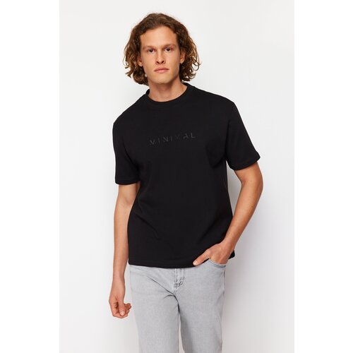 Trendyol Men's Black Relaxed/Comfortable Cut Fluffy Text Printed Short Sleeve T-Shirt with Solid Fabric Cene