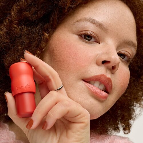 Benefit Play Daze tekuće rumenilo nijansa Chili 6 ml Slike