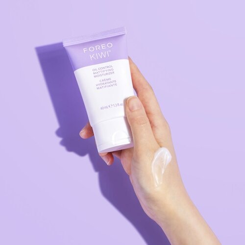 Foreo KIWI&amp;trade; Oil Control Mattifying Moisturizer matirajoča vlažilna krema 40 ml Slike