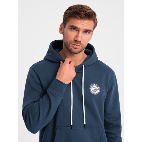 Ombre Men's kangaroo sweatshirt with hood and college style patch - navy blue Cene