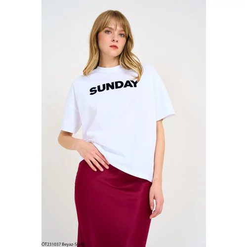 Laluvia White Sunday Text Basic T-shirt