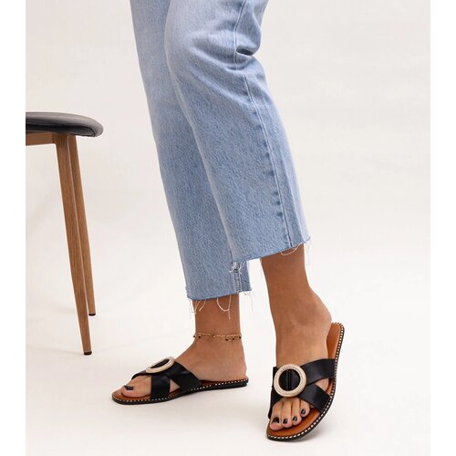 Gemre Black flip-flops adorned with a rhinestone buckle Salimba Cene