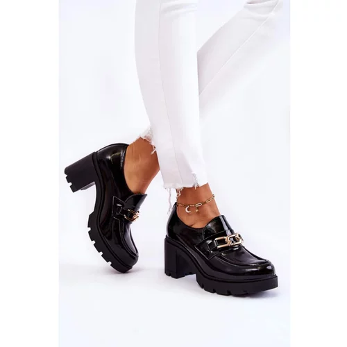 Kesi Lacquered shoes on a pillar with a gold ornament black Mikeyla