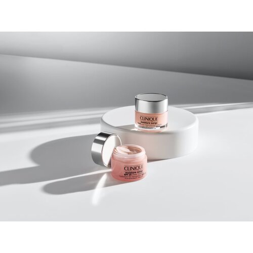 Clinique Moisture Surge&amp;trade; SPF 25 Sheer Hydrator dnevna hranjiva i hidratantna krema SPF 25 30 ml Slike