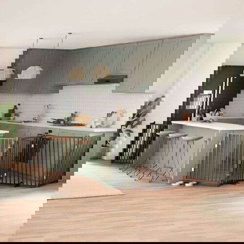 vidaXL Ograda za pse z vrati zložljiva 10 panelov črna 800 cm les Cene