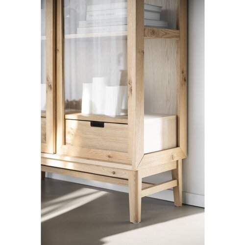 Rowico Vitrina v hrastovem dekorju z drsnimi vrati v naravni barvi 100x203 cm Hazelton &amp;ndash; Slike