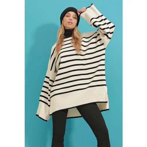 Trend Alaçatı Stili Women's Black Crew Neck Striped Slits Oversized Knitwear Sweater