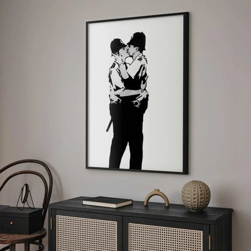  Plakat - Kissing Coppers 29.7x42 Crni okvir Slike
