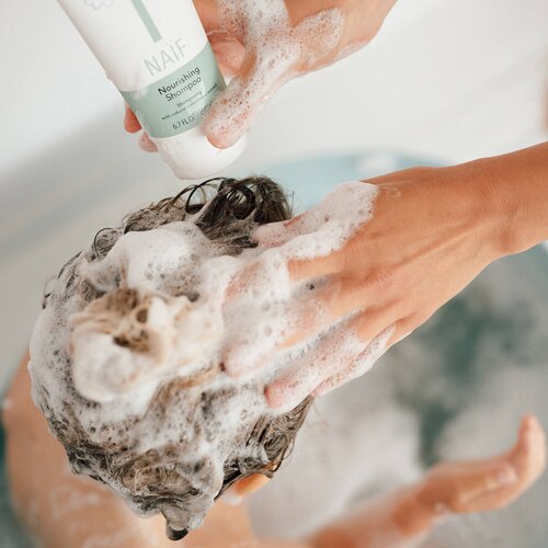 Na&amp;iuml;f&amp;reg; Baby &amp;amp; Kids Nourishing Shampoo hranilni &amp;scaron;ampon za otro&amp;scaron;ko lasi&amp;scaron;če 200 ml Slike