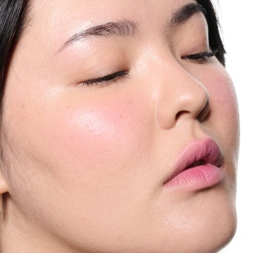 MAC Cosmetics Powder Kiss Lip + Cheek Mousse večnamensko ličilo za ustnice in lica odtenek Something Borrowed 5 ml Slike