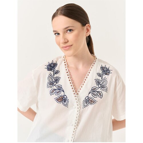 Jimmy Key White V-Neck Short Sleeve Floral Embroidered Shirt Cene