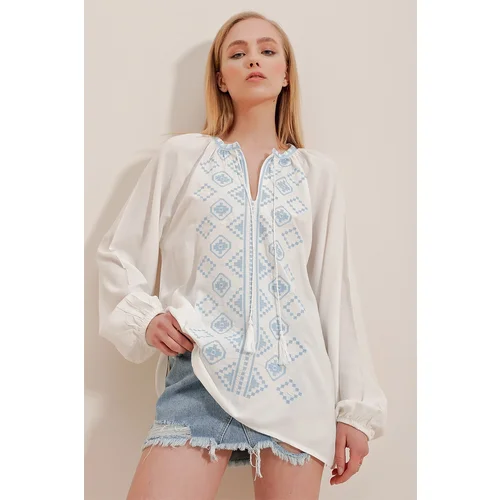 Trend Alaçatı Stili Women's White Ethnic Embroidered Viscose Woven Blouse