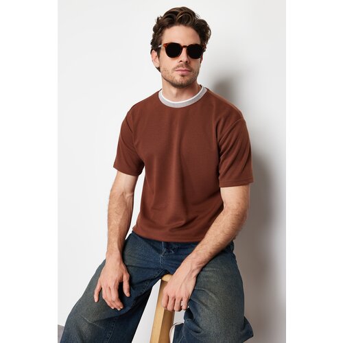 Trendyol limited edition basic brown men's relaxed/comfortable fit knitwear banded short sleeve textured pique t-shirt Cene