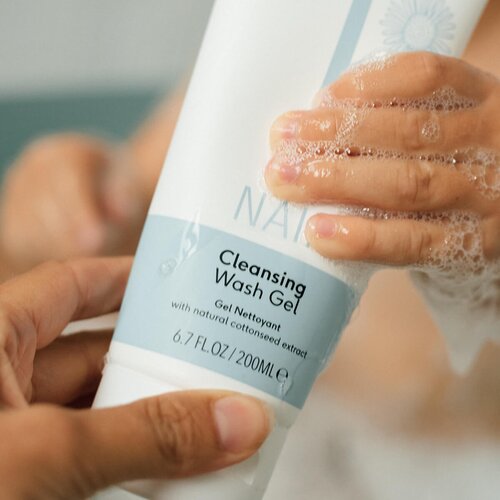Na&amp;iuml;f&amp;reg; Baby &amp;amp; Kids Cleansing Wash Gel čistilni gel za umivanje za otroke in dojenčke 200 ml Slike