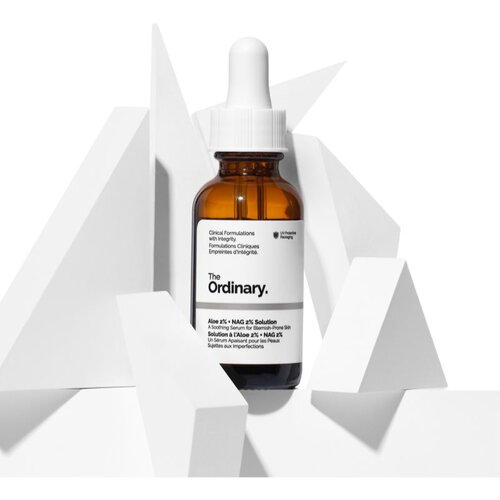 The Ordinary Aloe 2% + NAG 2% Solution pomirjajoči serum proti aknam 30 ml Slike