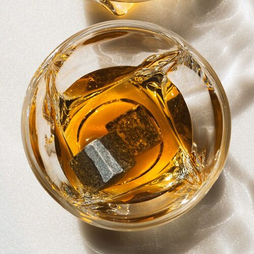 Sada 2 skr&amp;uacute;ten&amp;yacute;ch poh&amp;aacute;rov na whisky s chladiacimi kamenn&amp;yacute;mi kockami Slike