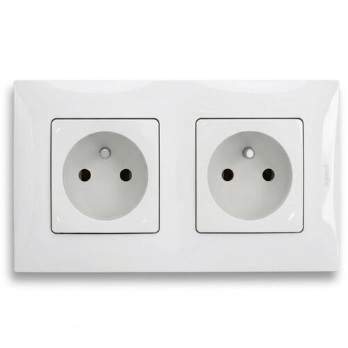 Legrand Dvostruka kućna utičnica 250V/16A sa ramom NILOE bela Slike