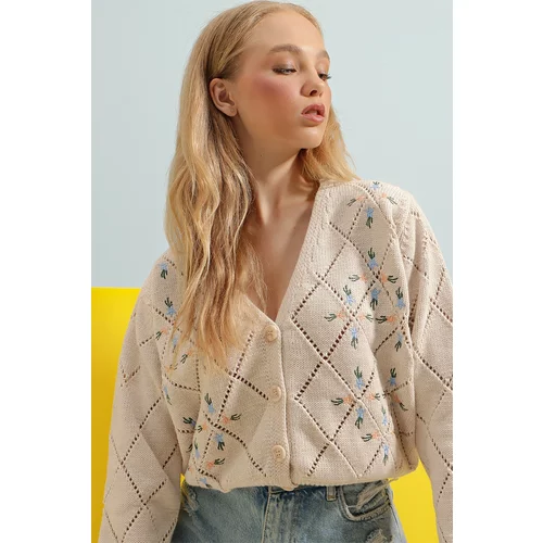 Trend Alaçatı Stili Women's Beige Lozenge Patterned Floral Embroidered Knitwear Cardigan
