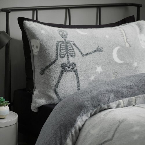 Catherine Lansfield Siva enojna otro&amp;scaron;ka posteljnina s svetlečim učinkom iz mikropli&amp;scaron;a 135x200 cm Halloween Skeleton &amp;ndash; Slike