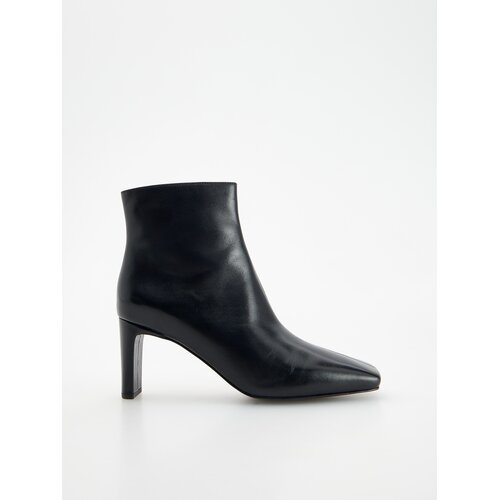 Reserved usnjeni gležnjarji s peto - črna Cene