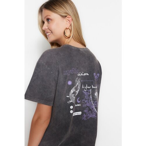 Trendyol Anthracite 100% Cotton Pale Effect Back Printed Boyfriend Crew Neck Knitted T-Shirt Slike