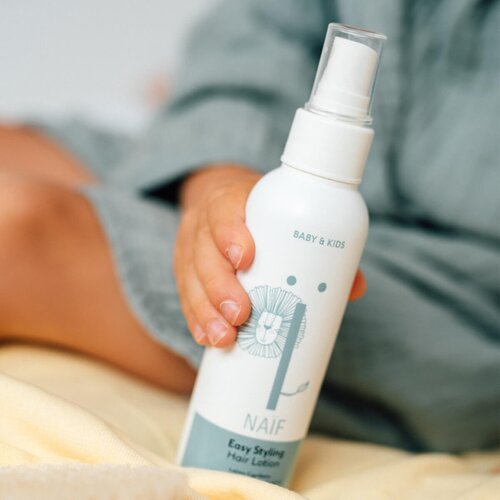 Na&amp;iuml;f&amp;reg; Baby &amp;amp; Kids Easy Styling hranilni balzam brez spiranja za lažje česanje las 150 ml Slike