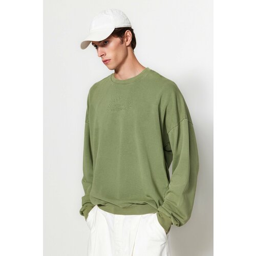 Trendyol Light Khaki Men's Oversize/Wide-Collar Weared/Faded-Effect Text and Embroidered Cotton Sweatshirt. Slike