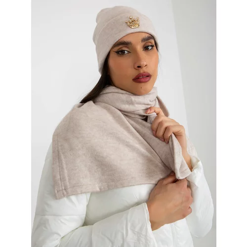 Fashion Hunters Light beige winter set with cap and brooch